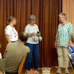Rundgang Juni 2026: Brigitte überreicht Susanne und Dorothea ein Mikroskop